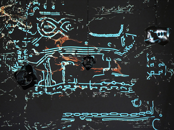 Ton-Pendel(a)utom@t, image de l'installation audiovisuelle robotique de Clara Maïda