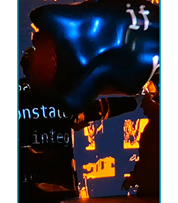 Ton-Pendel(a)utom@t, installation audiovisuelle et robotique de Clara Maïda